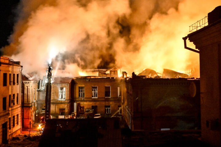 Russia and Ukraine escalate strikes amid Zelenskyy's upcoming meeting with Trump