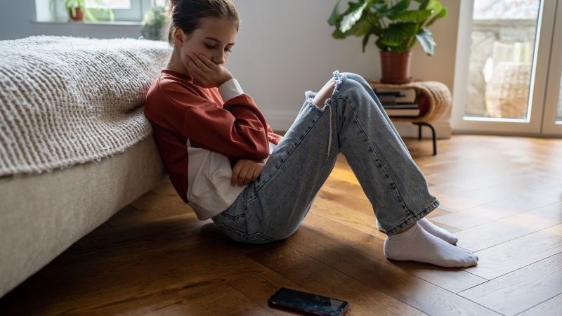 Smartphone use at age 12 linked to increased risk of eating disorders by age 14
