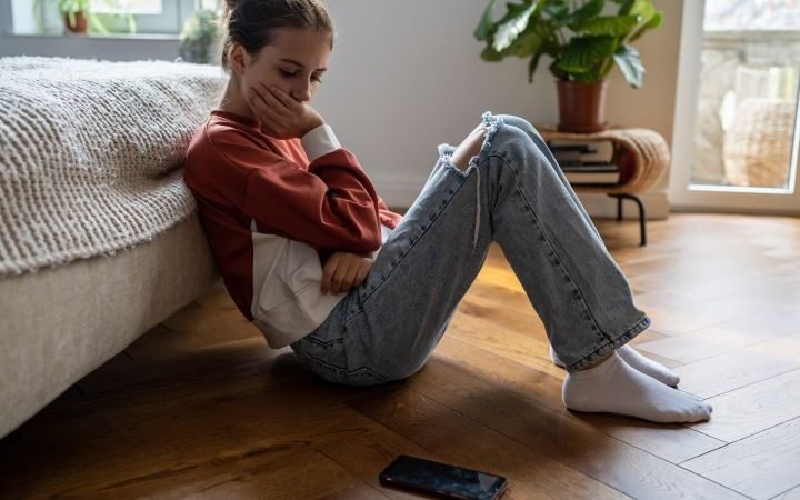 Study links smartphone ownership at age 12 to increased eating disorder risk by age 14