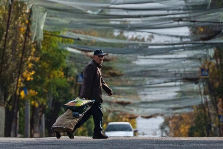 Aid mission set to enter Oleshky as truce continues, providing respite for Kherson residents