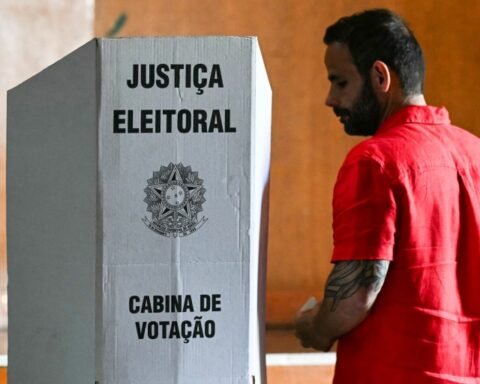 Brazilians cast votes in divisive election as Lula challenges Flavio Bolsonaro for power