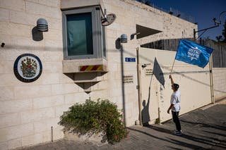Britain might expel Israeli diplomats if consulate in East Jerusalem closes, sources say