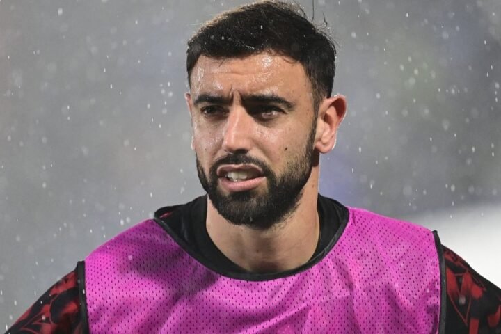 Bruno Fernandes retains Manchester United captaincy despite criticism of Michael Carrick's tactics
