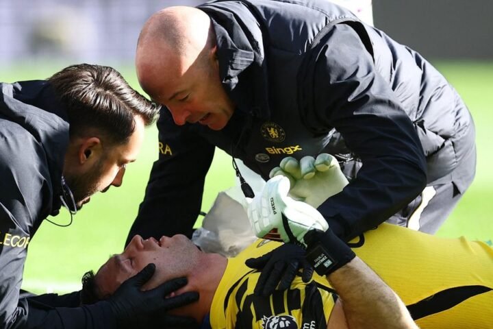 Emi Martinez hospitalized following concussion after collision in Chelsea match against Everton