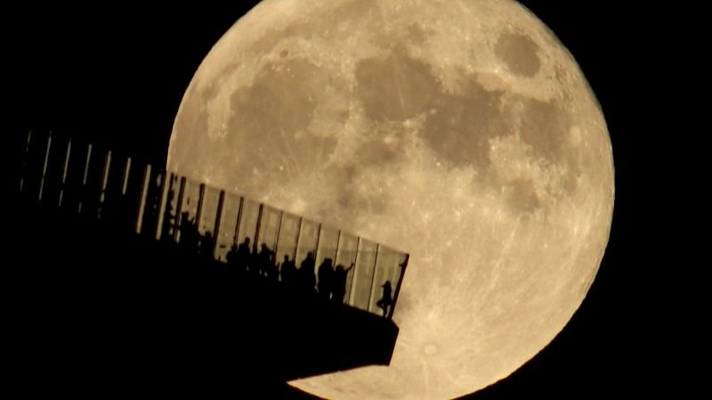 Hunter’s moon will illuminate the skies this weekend alongside Saturn