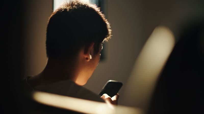 In-person friendships linked to reduced problematic social media usage, study finds