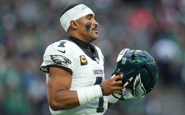 Jalen Hurts faces season-ending injury as blood clots raise safety concerns for Eagles
