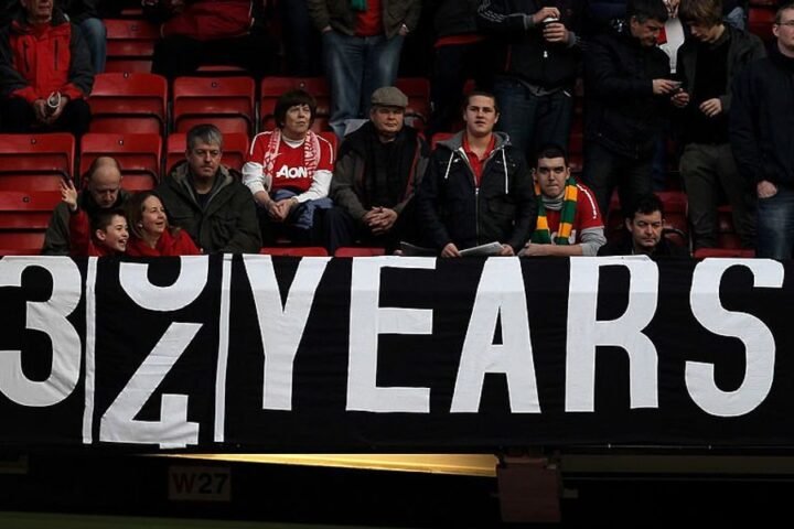 Manchester United supporters to display banner highlighting Manchester City's 50-year trophy drought