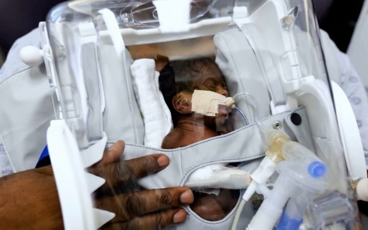 New device enables parents to hold premature infants, enhancing early skin-to-skin contact