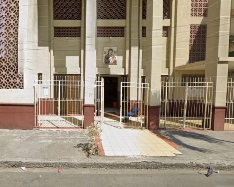 Priest in Ecuador dies after crucifix falls during livestreamed Mass
