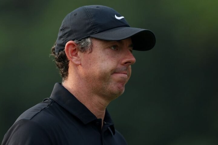 Rory McIlroy adjusts fashion style while competing for DP World India Championship title