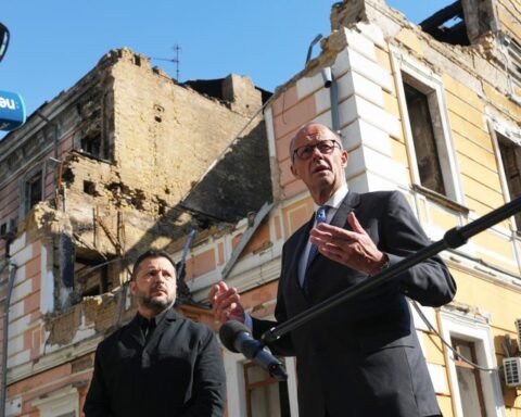 Russia intensifies attacks on Kyiv during visit by German chancellor, signaling new escalation