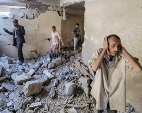 U.N. warns humanitarian crisis looms as Houthis assault besieged city of Taiz